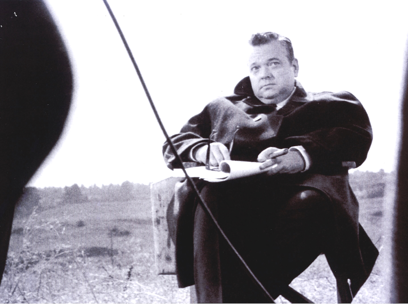 Que regarde Orson Welles, l’air un brin désabusé?