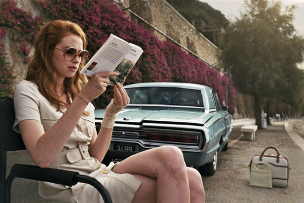 La Dame dans l’auto avec des lunettes et…