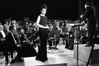 Maria Callas accompagnÈe par l'Orchestre National de l'ORTF, dirigÈ par Georges PrÍtre, au studio 102 de la Maison de la Radio pour l'Èmission tÈlÈvisÈe "les Grands interprËtes" rÈalisÈe par GÈrard Herzog